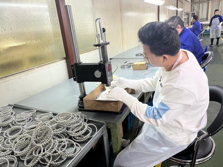 工業(yè)機器人使用交叉滾子軸承有哪些優(yōu)點？